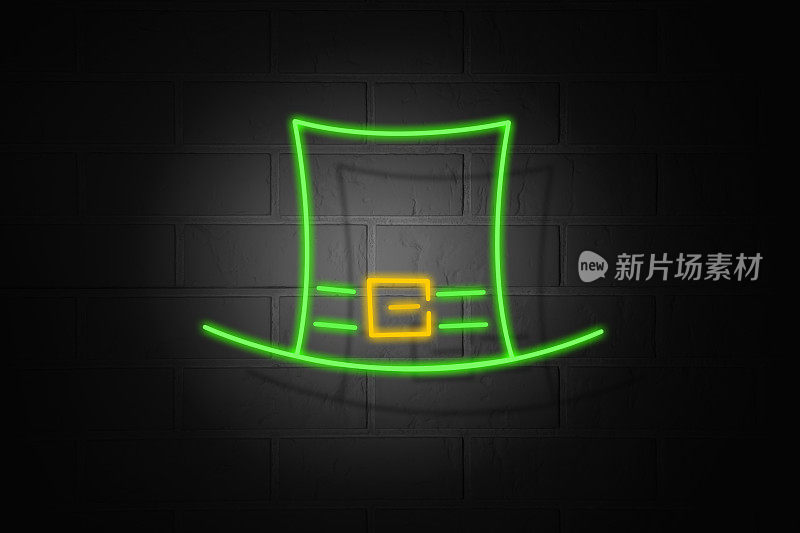Neon lamp in the form of a hat of St. Patrick. 节日的象征。